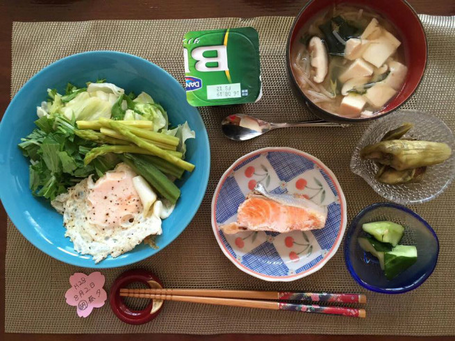 野菜から先に食べることで食物繊維が脂肪の吸収を抑えてくれます。ぜひ野菜から先に摂取をしましょう。